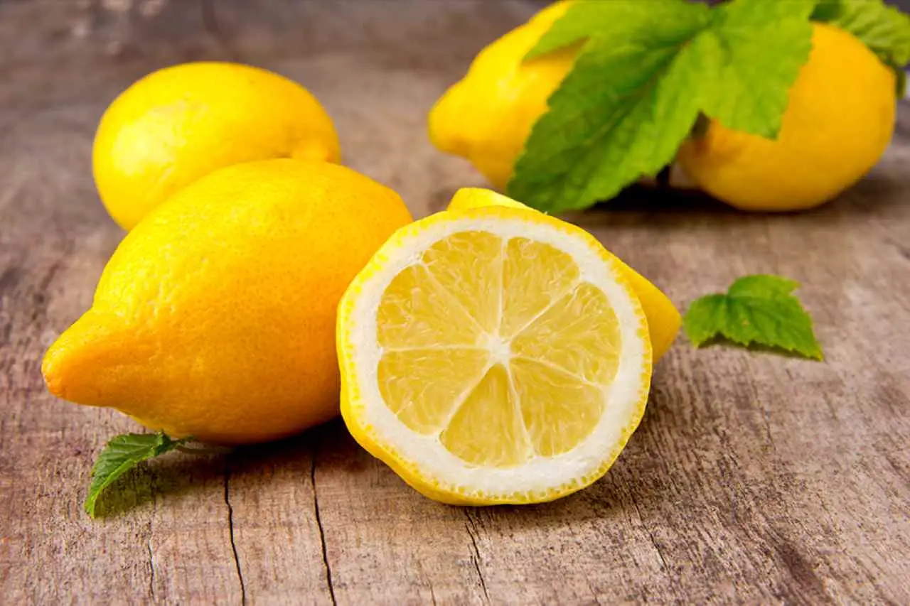 Il rimedio con limone e chiodi di garofano per allontanare gli insetti Il rimedio con limone e chiodi di garofano per allontanare gli insetti