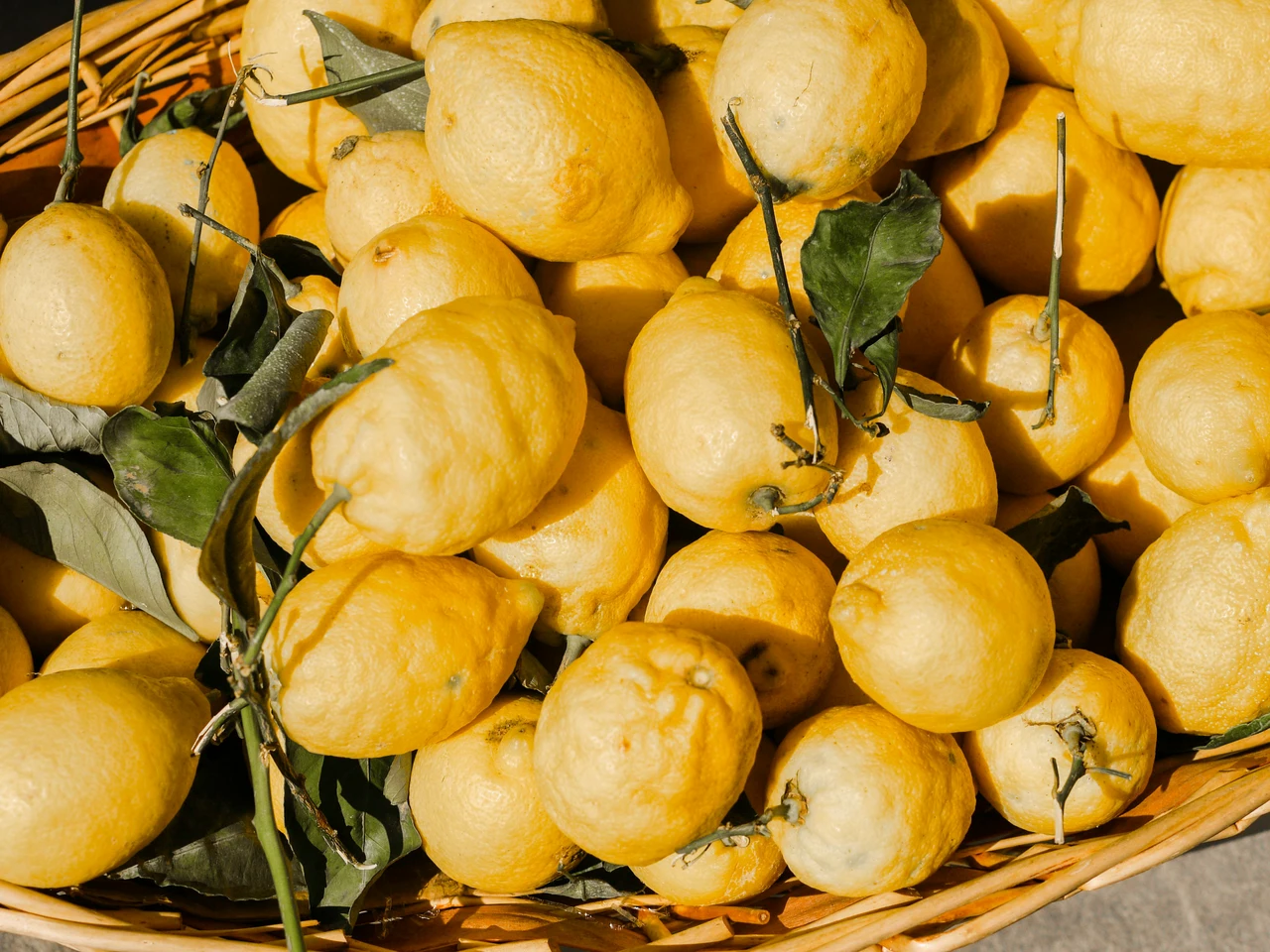 Il rimedio con limone e chiodi di garofano per allontanare gli insetti Il rimedio con limone e chiodi di garofano per allontanare gli insetti