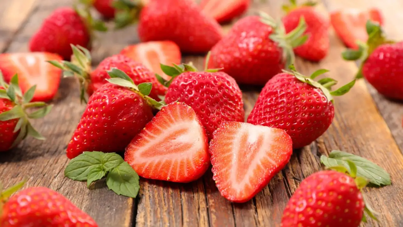 Vuoi fragole saporite? Sfrutta questo trucco dei coltivatori per avere raccolti abbondanti Vuoi fragole saporite? Sfrutta questo trucco dei coltivatori per avere raccolti abbondanti
