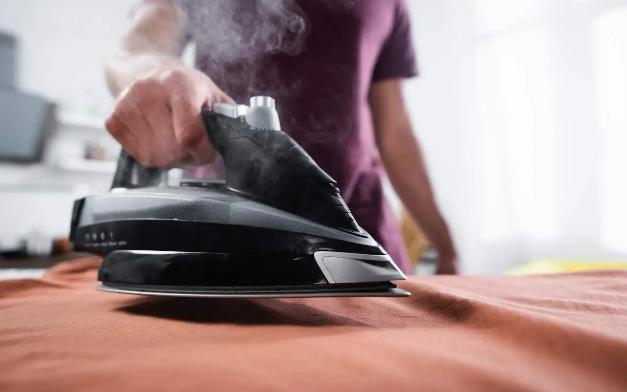Cosa non devi mai fare durante la stiratura del lino: il consiglio degli specialisti Cosa non devi mai fare durante la stiratura del lino: il consiglio degli specialisti