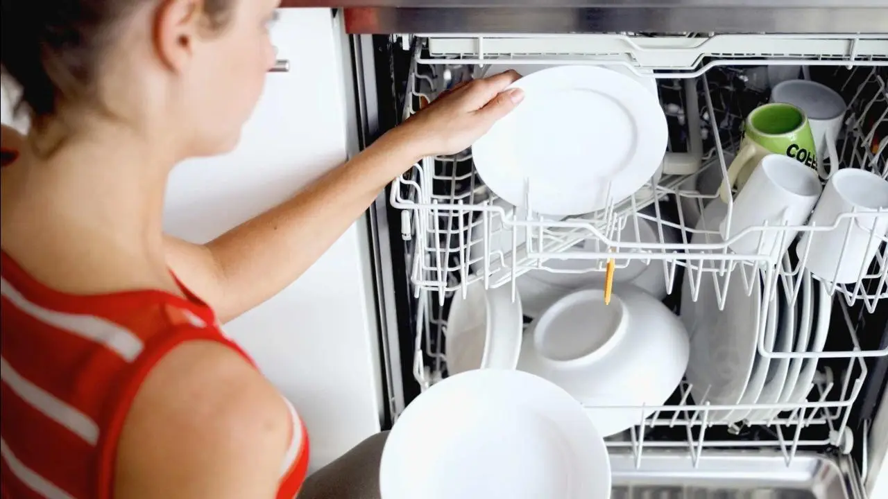 Il dettaglio che rovina i tuoi piatti in lavastoviglie: la soluzione degli addetti ai lavori Il dettaglio che rovina i tuoi piatti in lavastoviglie: la soluzione degli addetti ai lavori