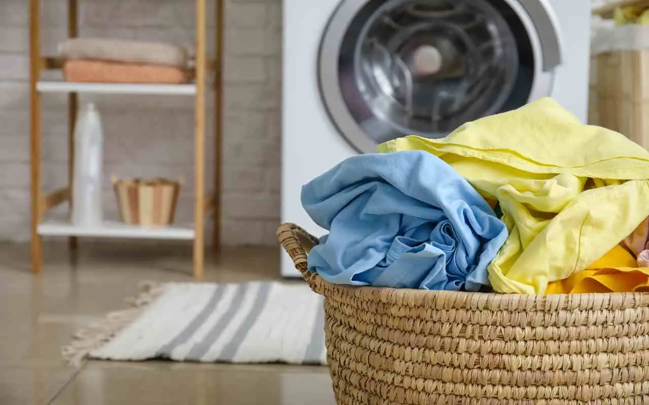 Non rischiare danni al bucato colorato: il trucco immediato per fissare i colori Non rischiare danni al bucato colorato: il trucco immediato per fissare i colori