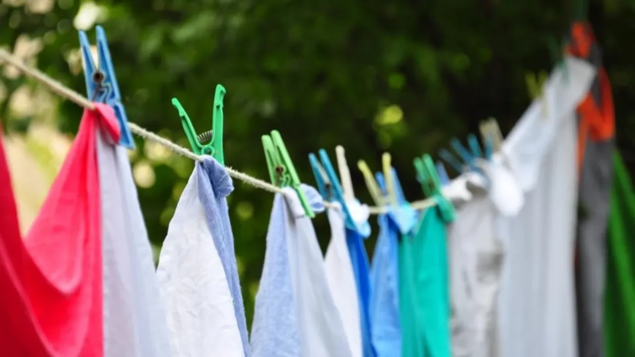 Non rischiare danni al bucato colorato: il trucco immediato per fissare i colori Non rischiare danni al bucato colorato: il trucco immediato per fissare i colori