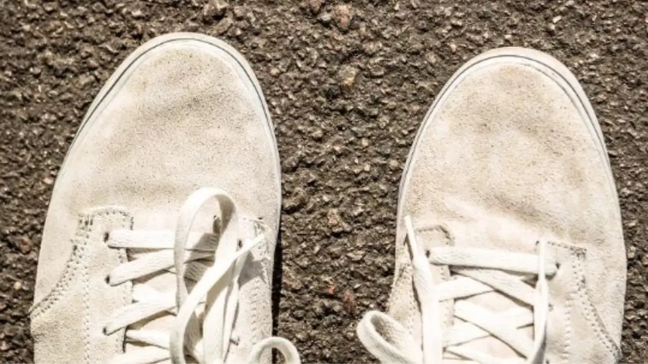 Evita la formazione di muffa sulle scarpe estive: il metodo già testato dai professionisti Evita la formazione di muffa sulle scarpe estive: il metodo già testato dai professionisti