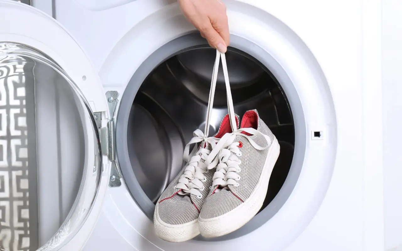 Evita la formazione di muffa sulle scarpe estive: il metodo già testato dai professionisti Evita la formazione di muffa sulle scarpe estive: il metodo già testato dai professionisti