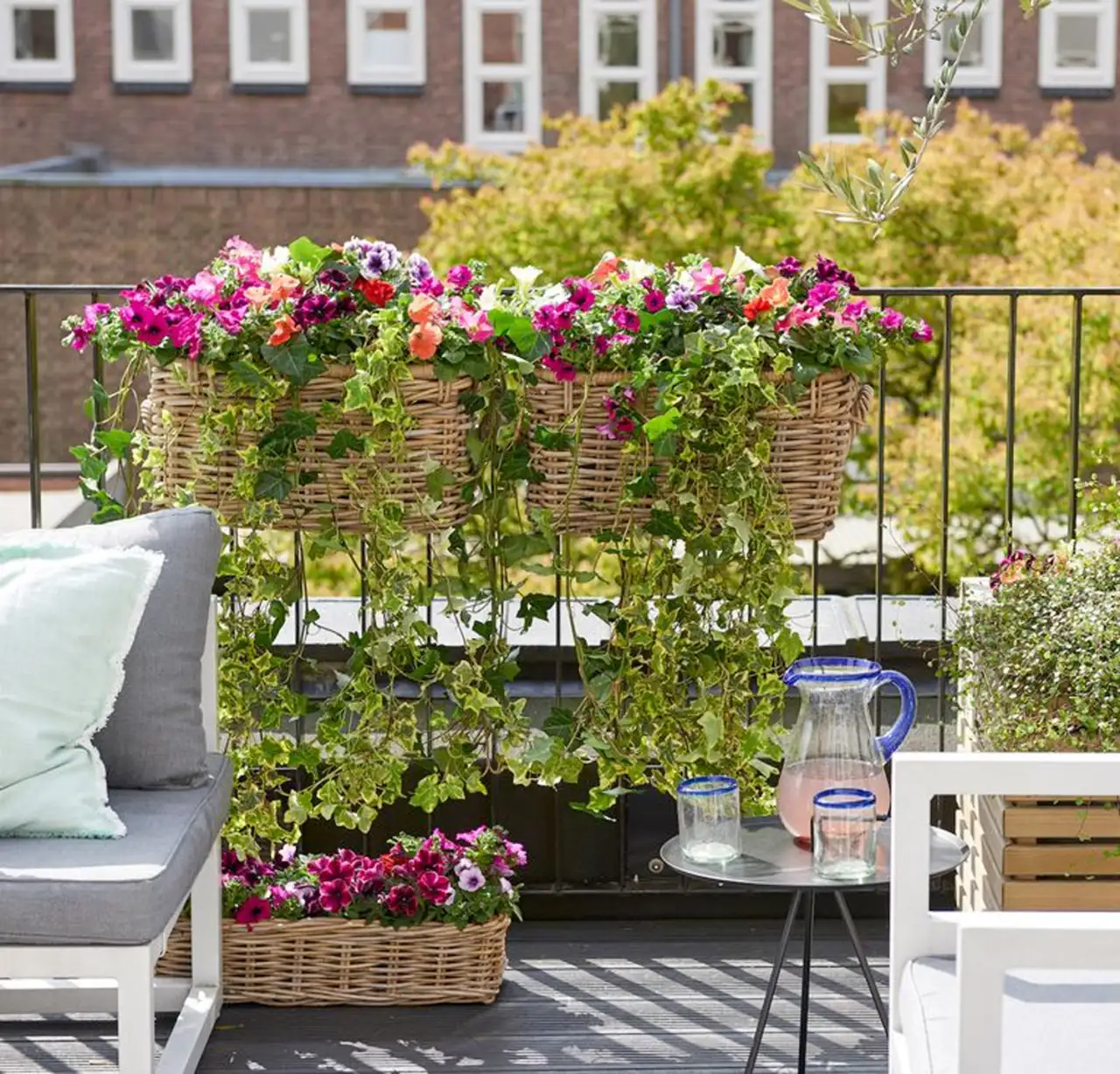 Come creare una barriera verde contro il vento: le varietà di arbusti selezionate dai vivaisti per terrazzi esposti Come creare una barriera verde contro il vento: le varietà di arbusti selezionate dai vivaisti per terrazzi esposti