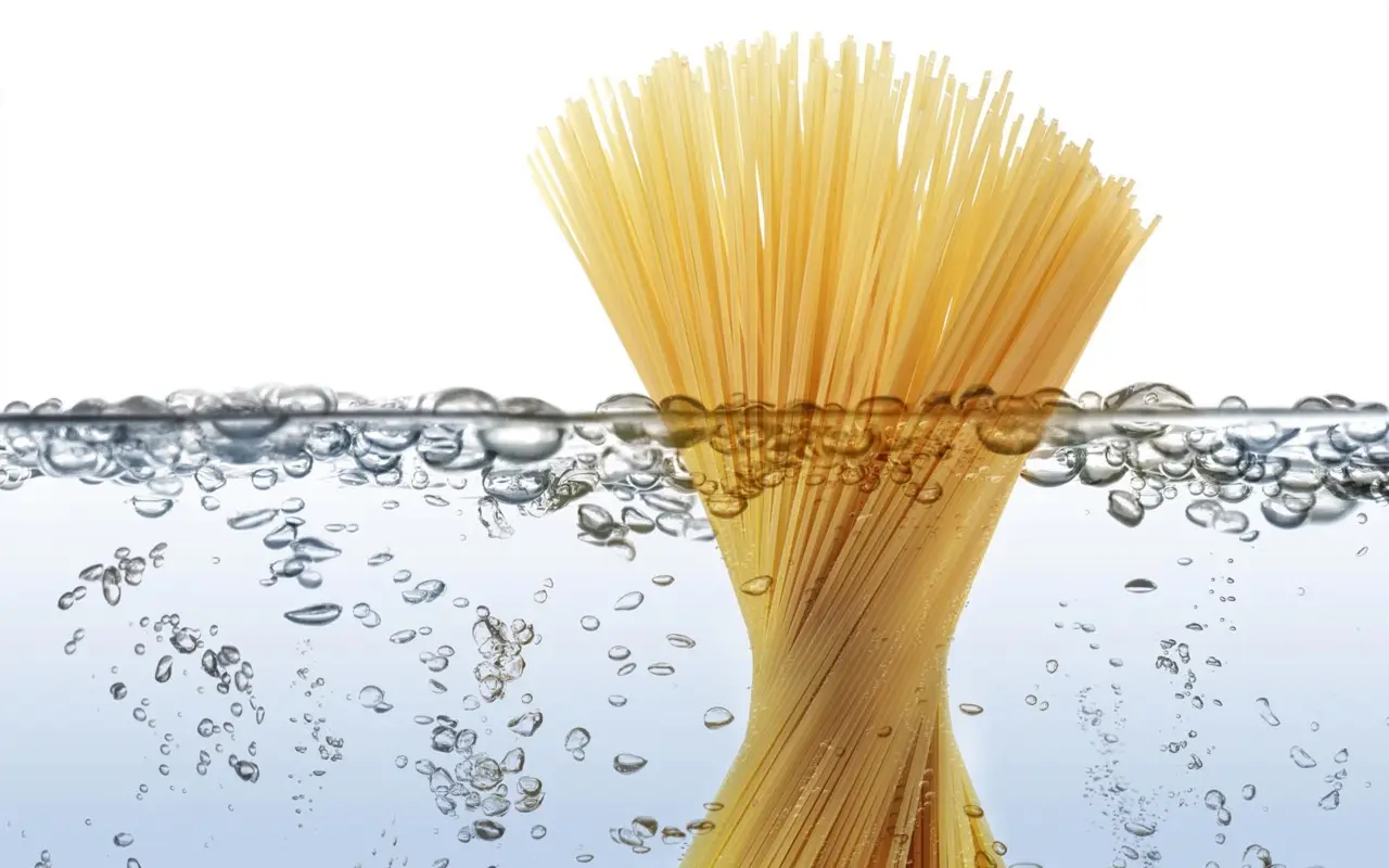 Come usare l’acqua di cottura della pasta per nutrire le piante (ma non tutte) Come usare l’acqua di cottura della pasta per nutrire le piante (ma non tutte)