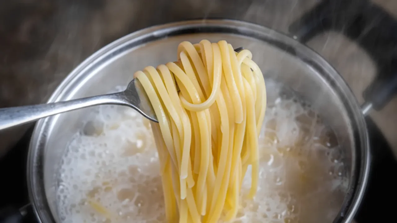 Come usare l’acqua di cottura della pasta per nutrire le piante (ma non tutte) Come usare l’acqua di cottura della pasta per nutrire le piante (ma non tutte)