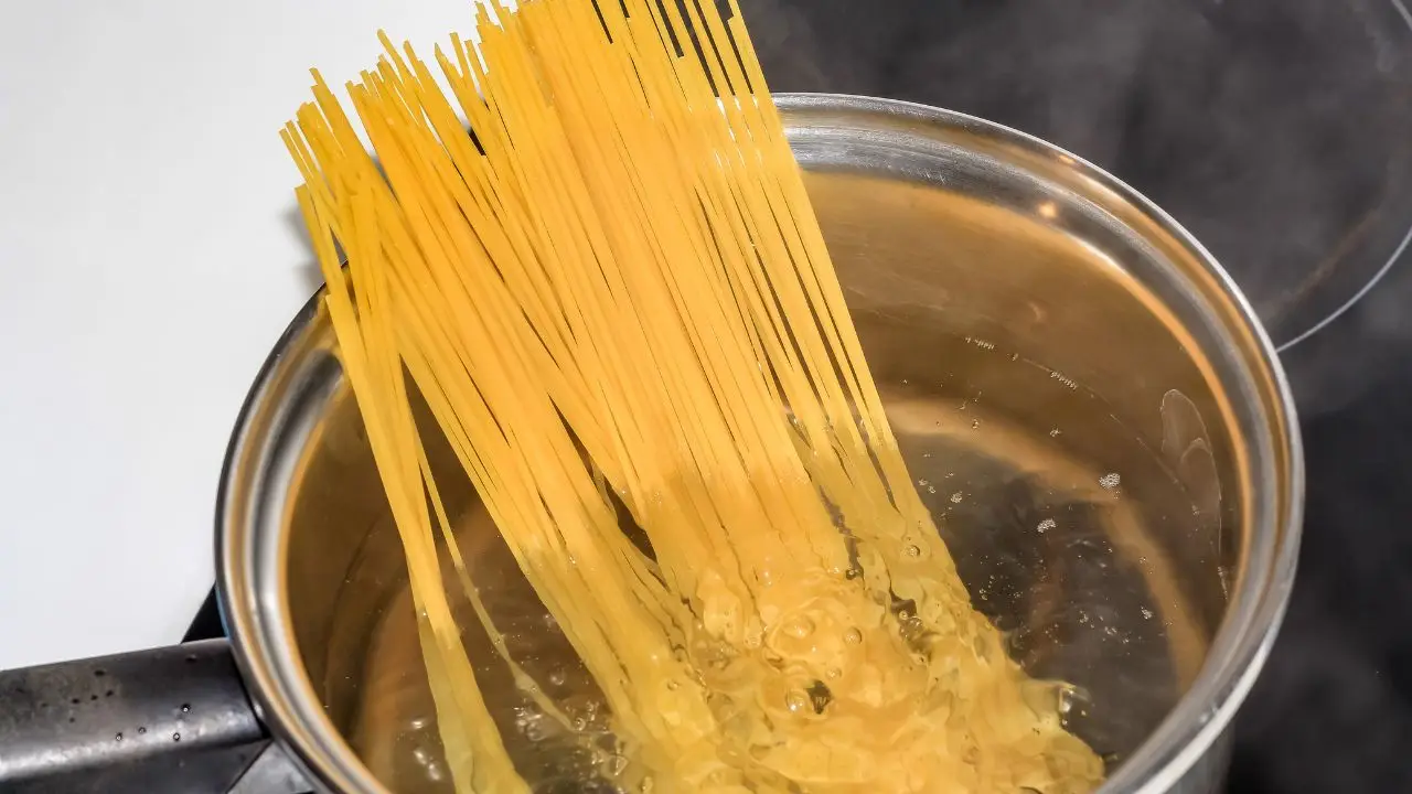 Come usare l’acqua di cottura della pasta per nutrire le piante (ma non tutte) Come usare l’acqua di cottura della pasta per nutrire le piante (ma non tutte)