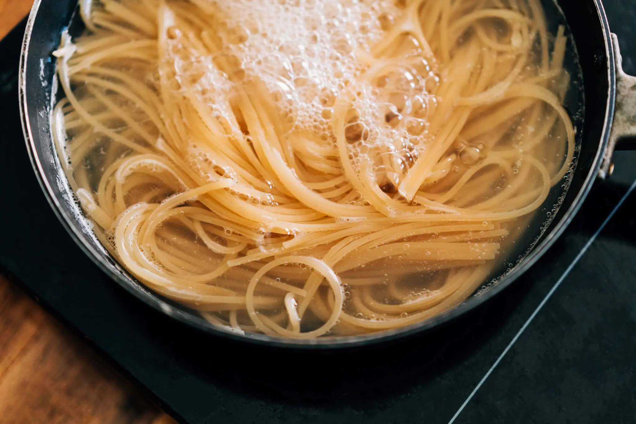 Come usare l’acqua di cottura della pasta per nutrire le piante (ma non tutte) Come usare l’acqua di cottura della pasta per nutrire le piante (ma non tutte)