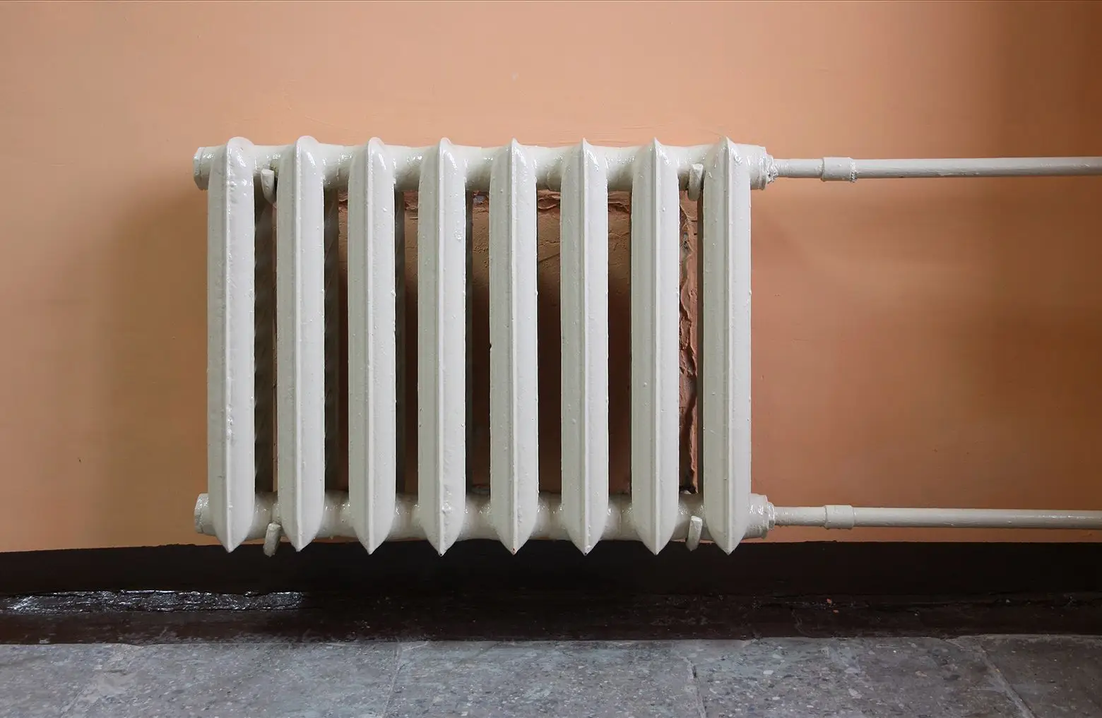 Vecchi calzini e termosifoni: il piccolo accorgimento per evitare consumi inutili Vecchi calzini e termosifoni: il piccolo accorgimento per evitare consumi inutili