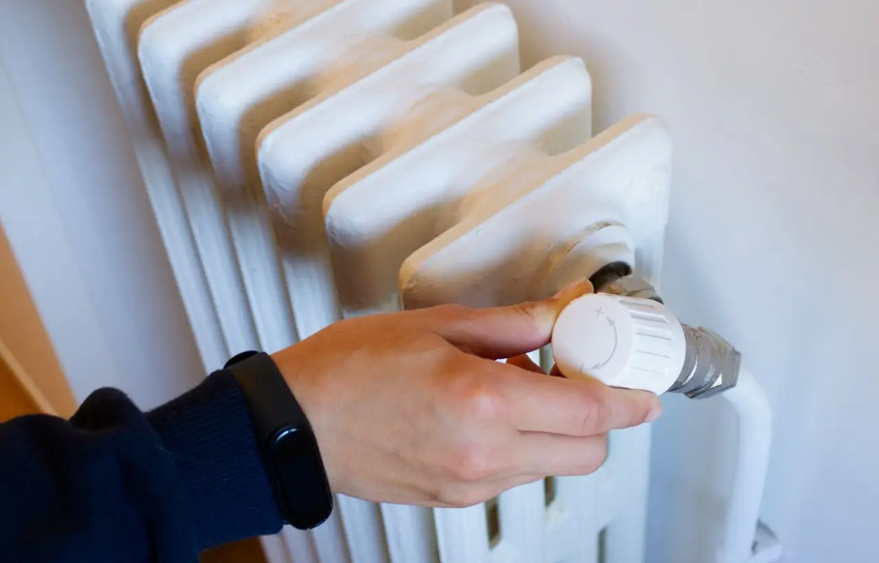 Vecchi calzini e termosifoni: il piccolo accorgimento per evitare consumi inutili Vecchi calzini e termosifoni: il piccolo accorgimento per evitare consumi inutili