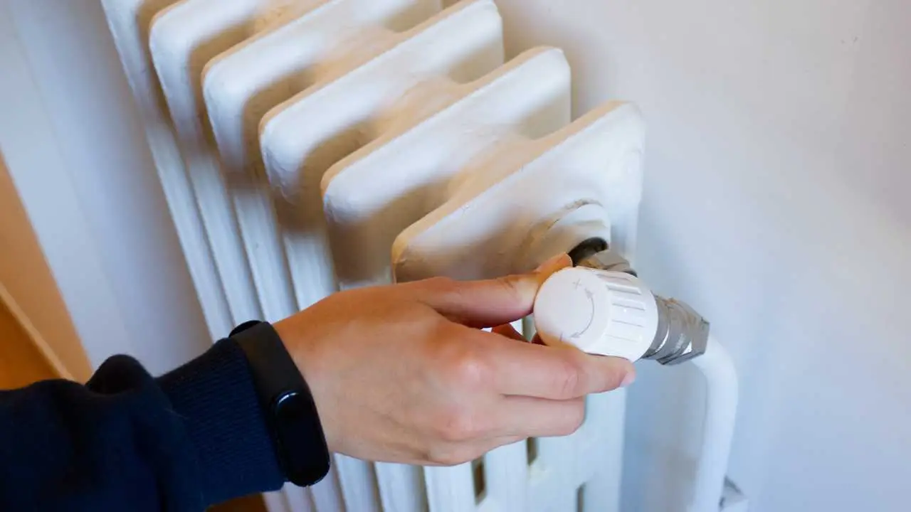 Vecchi calzini e termosifoni: il piccolo accorgimento per evitare consumi inutili Vecchi calzini e termosifoni: il piccolo accorgimento per evitare consumi inutili