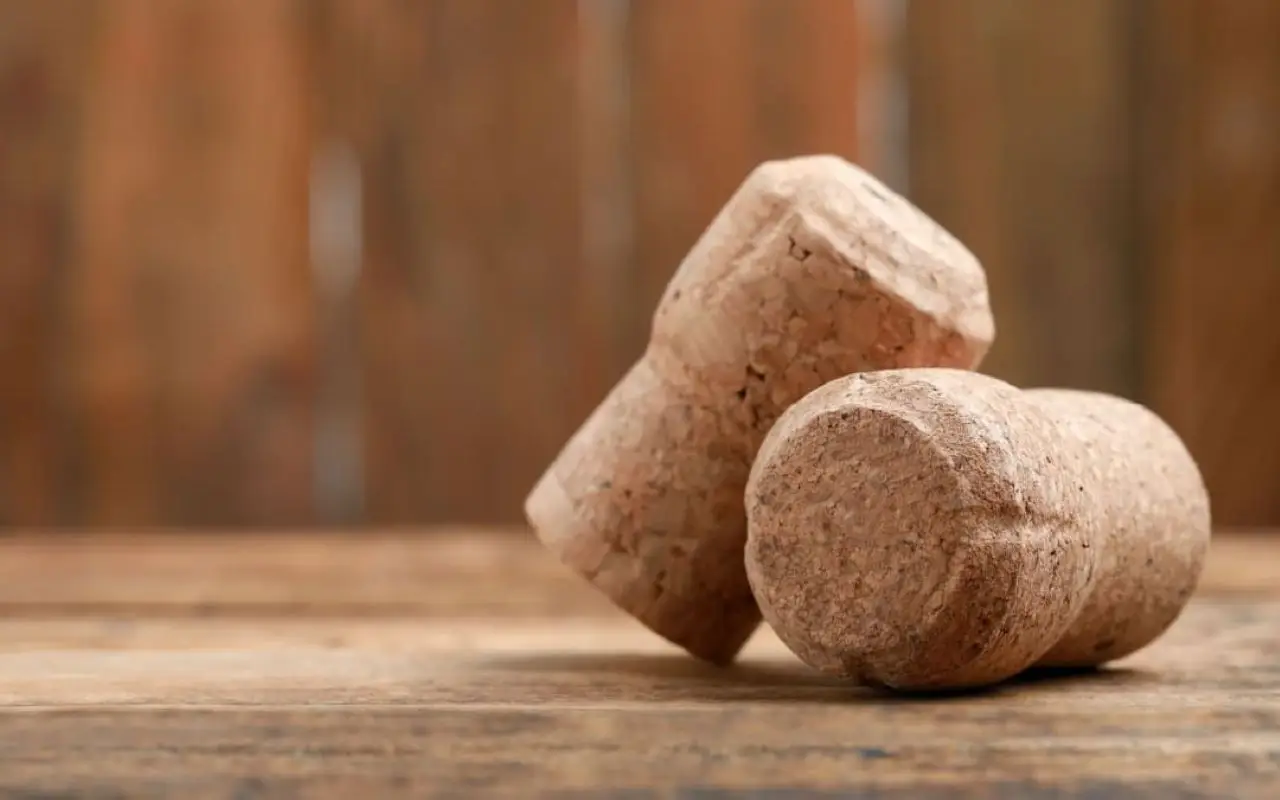 Tappi di sughero e credenze chiuse: il dettaglio sorprendente per respingere i tarli Tappi di sughero e credenze chiuse: il dettaglio sorprendente per respingere i tarli
