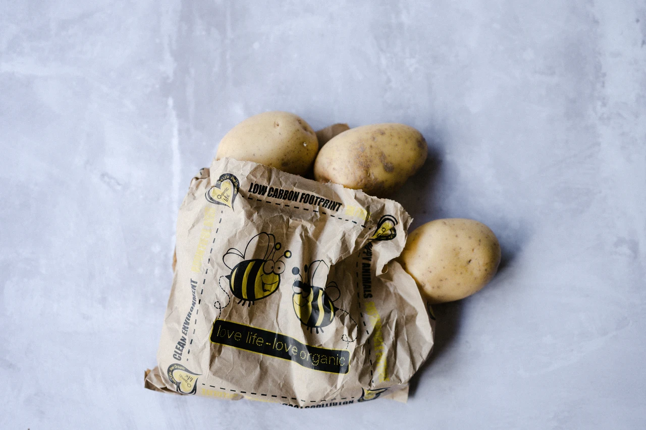 Sacchetti di carta nel cassetto delle patate: evita l’errore che causa muffe fastidiose Sacchetti di carta nel cassetto delle patate: evita l’errore che causa muffe fastidiose