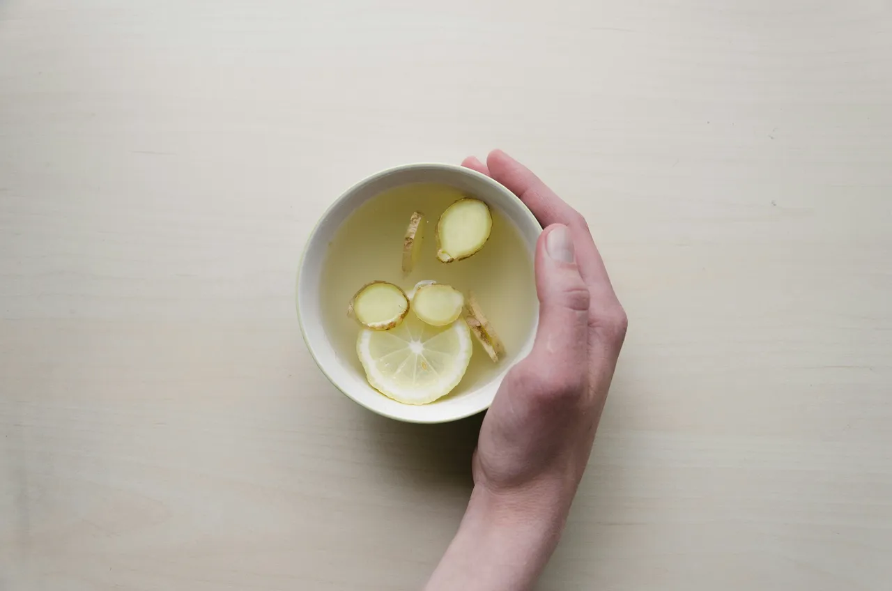Cambia subito la tua routine: bevi acqua zenzero e limone per depurare il fegato Cambia subito la tua routine: bevi acqua zenzero e limone per depurare il fegato