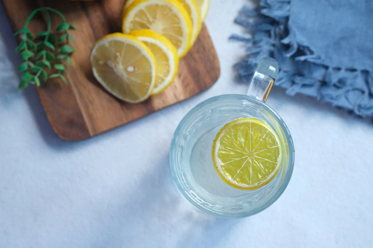Cambia subito la tua routine: bevi acqua zenzero e limone per depurare il fegato Cambia subito la tua routine: bevi acqua zenzero e limone per depurare il fegato